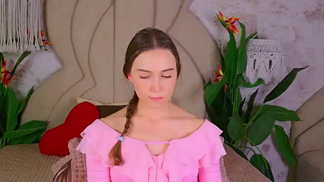 OliviaLay online show from November 18, 2025, 5:28 pm