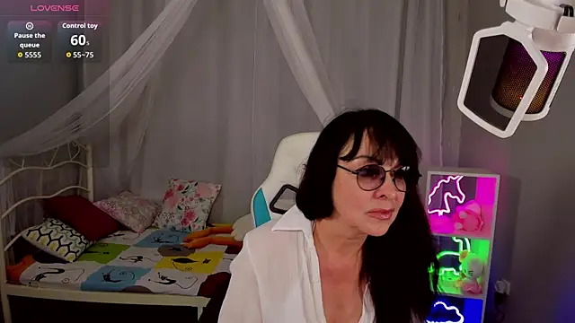 Snapshot of LindaRomero chatting on September 28, 2025, 3:28 pm LindaRomero online show from September 28, 2025, 3:28 pm