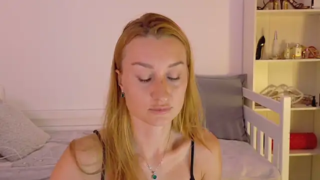 Snapshot of MysticRoxanne chatting on October 1, 2025, 7:42 pm MysticRoxanne online show from October 1, 2025, 7:42 pm