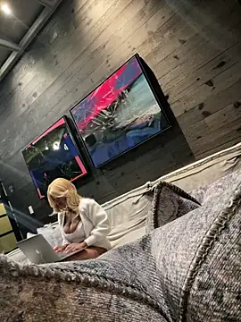 tia   fox online show from February 21, 2026, 6:58 am