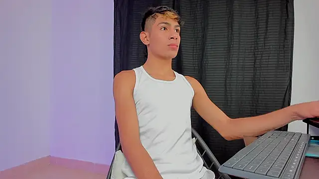 Snapshot of cherub_ chatting on October 4, 2025, 1:36 am cherub  online show from October 4, 2025, 1:36 am