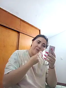 Snapshot of saraaa__ chatting on October 2, 2025, 3:02 am saraaa   online show from October 2, 2025, 3:02 am