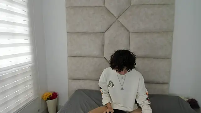 Snapshot of Scaarlett_22_ chatting on October 15, 2025, 5:35 pm Scaarlett 22  online show from October 15, 2025, 5:35 pm