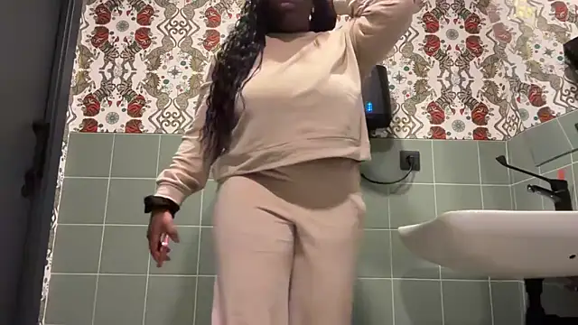 Snapshot of nanaisbackk chatting on December 16, 2025, 11:10 pm nanaisbackk online show from December 16, 2025, 11:10 pm