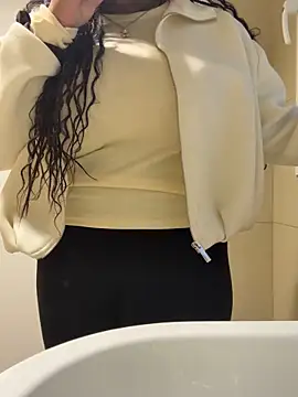 Snapshot of nanaisbackk chatting on December 17, 2025, 11:27 am nanaisbackk online show from December 17, 2025, 11:27 am