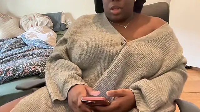 Snapshot of nanaisbackk chatting on February 17, 2026, 9:28 am nanaisbackk online show from February 17, 2026, 9:28 am