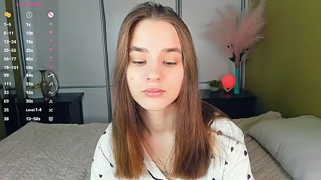 JinnyMcie online show from April 5, 2026, 10:01 am