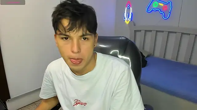 StiwenTwink online show from November 18, 2025, 4:55 pm