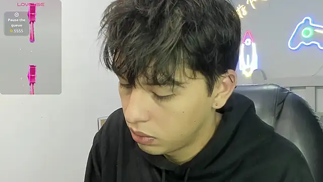 StiwenTwink online show from December 14, 2025, 1:05 pm