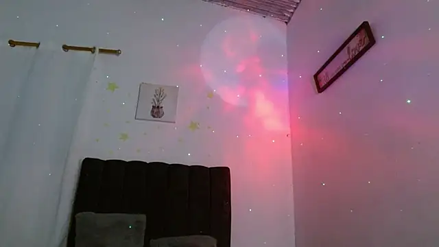 ManuelaDelgado online show from December 4, 2025, 10:57 am