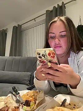 Snapshot of lolabeara chatting on April 11, 2026, 9:52 pm lolabeara online show from April 11, 2026, 9:52 pm