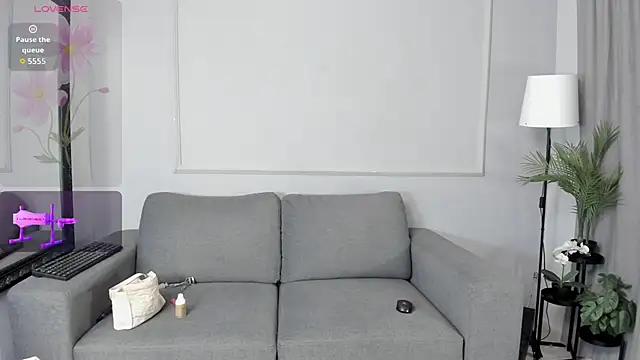 Nahomycarterr online show from April 14, 2026, 11:49 am