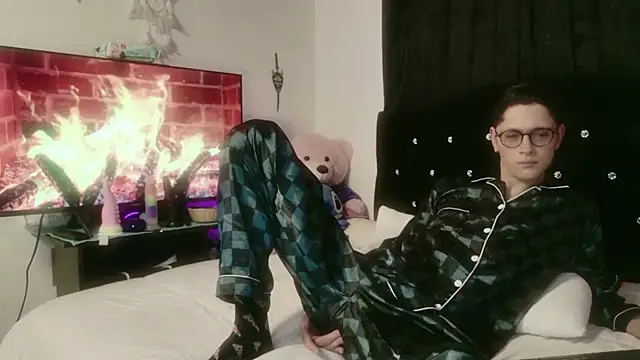 Tyler cat online show from October 26, 2025, 10:21 am