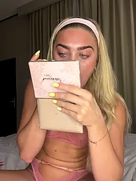 Snapshot of Aurii_Angel chatting on October 11, 2025, 11:14 pm Aurii Angel online show from October 11, 2025, 11:14 pm