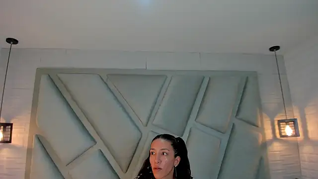 Julieta Slav3 online show from March 4, 2026, 9:32 pm