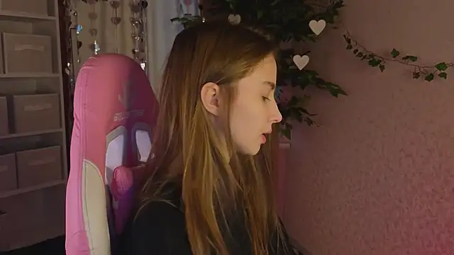 L1na Reeds online show from March 4, 2026, 1:11 am