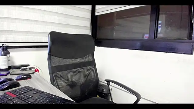 Snapshot of Xander_Taylor_ chatting on October 24, 2025, 5:04 am Xander Taylor  online show from October 24, 2025, 5:04 am