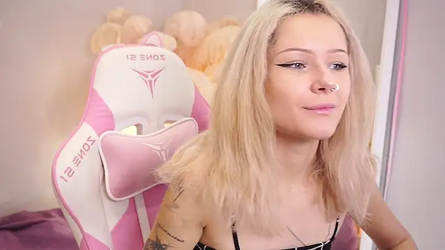 Snapshot of Celeste_eyes0n chatting on October 18, 2025, 9:04 pm Celeste eyes0n online show from October 18, 2025, 9:04 pm