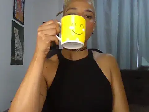 Snapshot of Helenoir chatting on December 18, 2025, 12:11 pm Helenoir online show from December 18, 2025, 12:11 pm