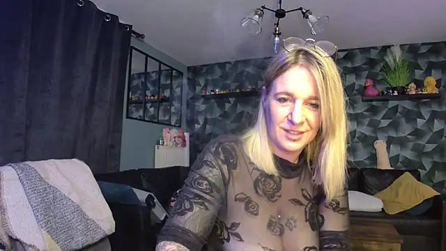 Delichieuse5 online show from October 7, 2025, 7:44 pm