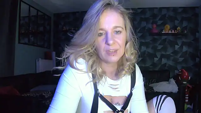 Delichieuse5 online show from February 10, 2026, 8:35 pm