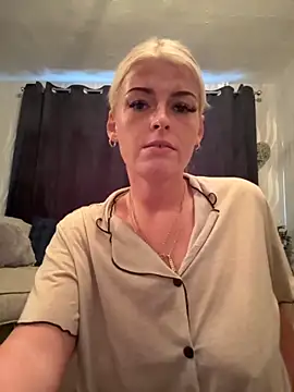 Snapshot of KikiMaexox chatting on October 10, 2025, 4:28 pm KikiMaexox online show from October 10, 2025, 4:28 pm