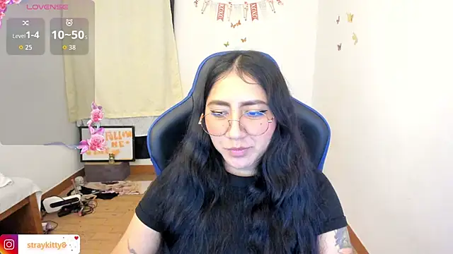Snapshot of LoveLyy- chatting on June 23, 2026, 3:26 am LoveLyy- online show from June 23, 2026, 3:26 am