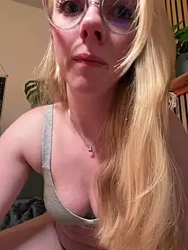 LinaLeana online show from April 4, 2026, 5:54 pm