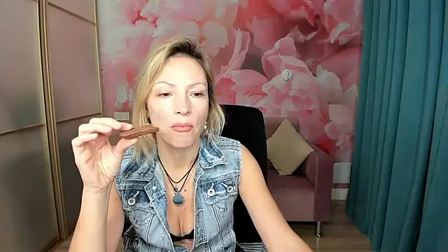 AlinaMoor online show from December 1, 2025, 6:40 am