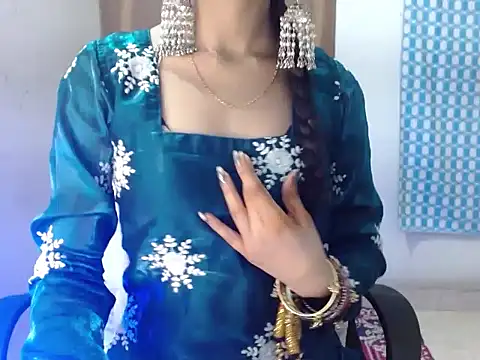 Snapshot of Roiseeee chatting on February 19, 2026, 5:03 am Roiseeee online show from February 19, 2026, 5:03 am