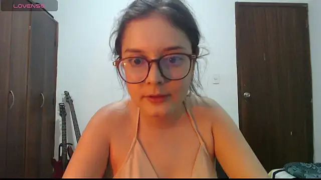 CarlaLorez online show from December 3, 2025, 1:02 am