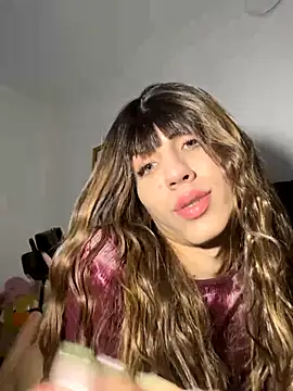 Snapshot of SiaraRealist chatting on November 11, 2025, 12:54 am SiaraRealist online show from November 11, 2025, 12:54 am