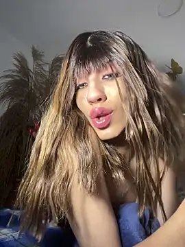 Snapshot of SiaraRealist chatting on December 19, 2025, 1:01 am SiaraRealist online show from December 19, 2025, 1:01 am