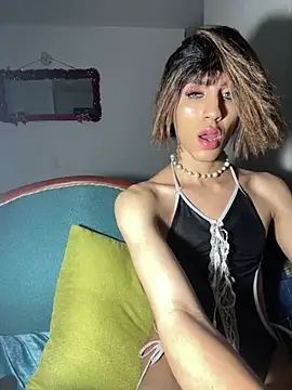 Snapshot of SiaraRealist chatting on March 10, 2026, 2:05 am SiaraRealist online show from March 10, 2026, 2:05 am