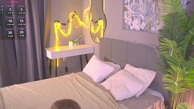 lorapalmerry online show from November 1, 2025, 3:25 pm