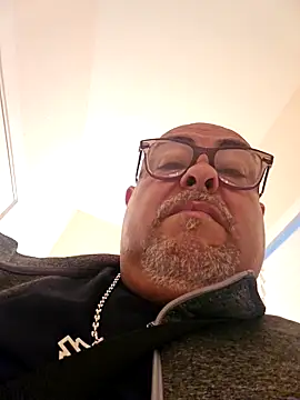 Snapshot of B1GLO chatting on February 17, 2026, 11:55 pm B1GLO online show from February 17, 2026, 11:55 pm