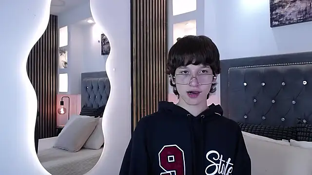 Emo Boy  online show from April 10, 2026, 8:35 pm