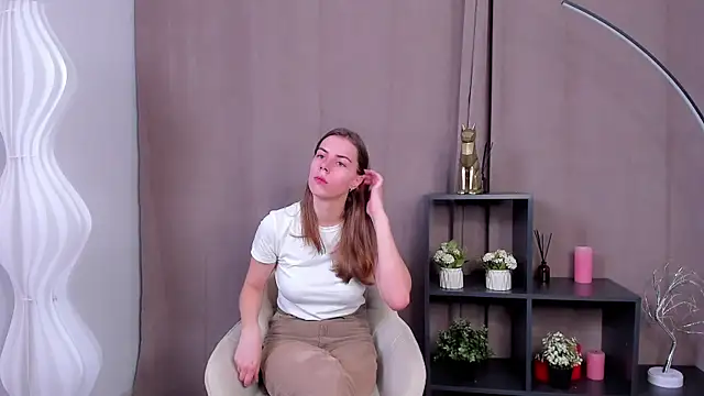 Snapshot of ElaineRothwell chatting on October 10, 2025, 9:19 am ElaineRothwell online show from October 10, 2025, 9:19 am