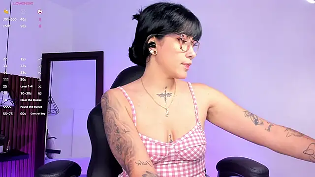 Snapshot of evelyn_samantha chatting on October 22, 2025, 1:50 am evelyn samantha online show from October 22, 2025, 1:50 am