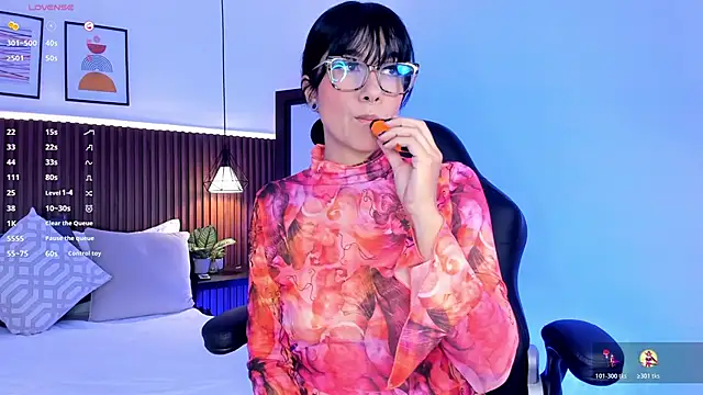 Snapshot of evelyn_samantha chatting on November 9, 2025, 1:37 am evelyn samantha online show from November 9, 2025, 1:37 am