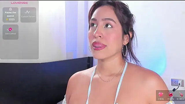 Nyxaraa online show from November 11, 2025, 8:42 pm