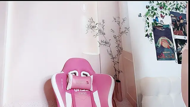 Snapshot of -Lyra- chatting on November 6, 2025, 9:10 am -Lyra- online show from November 6, 2025, 9:10 am