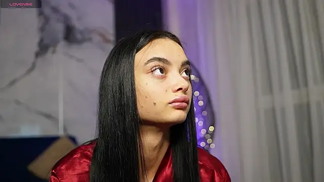 RachelRavee online show from December 3, 2025, 5:04 am