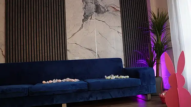 RachelRavee online show from April 6, 2026, 4:21 am