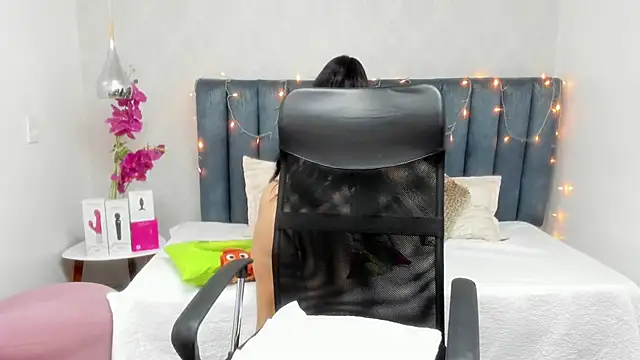 Sasha Grace online show from December 16, 2025, 8:03 pm