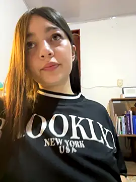 Snapshot of __Lorelain__ chatting on November 12, 2025, 10:09 pm Lorelain online show from November 12, 2025, 10:09 pm