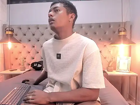 MorenitoDigno online show from October 21, 2025, 7:25 pm