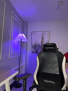 HoneyMollyX online show from April 9, 2026, 1:05 pm