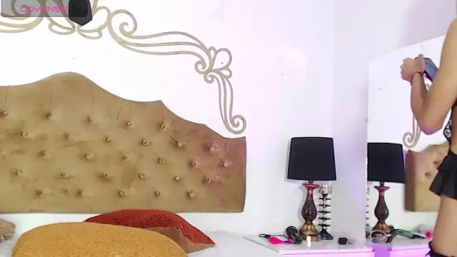 Snapshot of Adara_Ferrara chatting on October 31, 2025, 5:47 pm Adara Ferrara online show from October 31, 2025, 5:47 pm