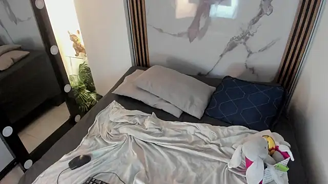 bubble  angel   online show from April 4, 2026, 12:13 pm